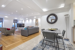 Apartment, Private Bathroom, City View (2) | Lounge