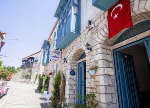 Vista frontal de la propiedad