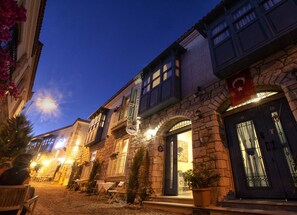 Voorkant accommodatie - avond/nacht