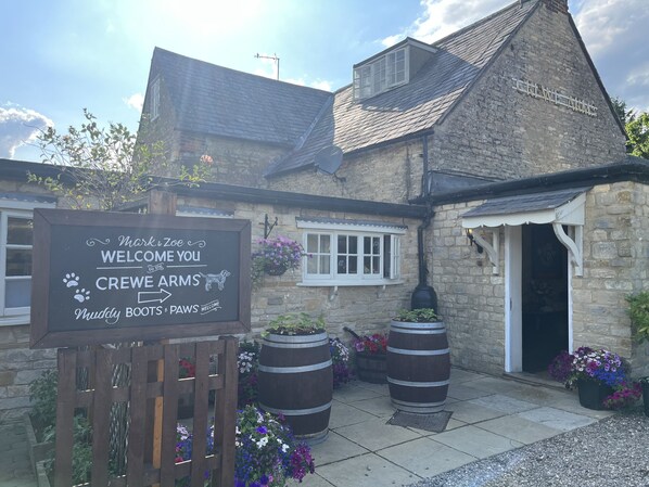 Property entrance - The Crewe Arms (Brackley)