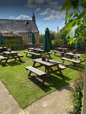 Garden - The Crewe Arms (Brackley)