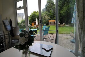 Suite Confort, salle de bains attenante, vue jardin (Apartment 1) | Cuisine privée