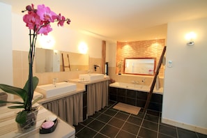 Quarto casal superluxo | Banheiro | Banheira, produtos de toalete grátis, secador de cabelo