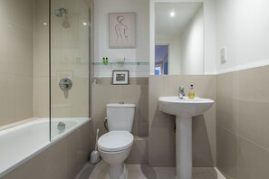 Departamento Deluxe, baño privado | Baño | Amenidades de baño gratuitas, secadora de cabello, toallas, jabón 