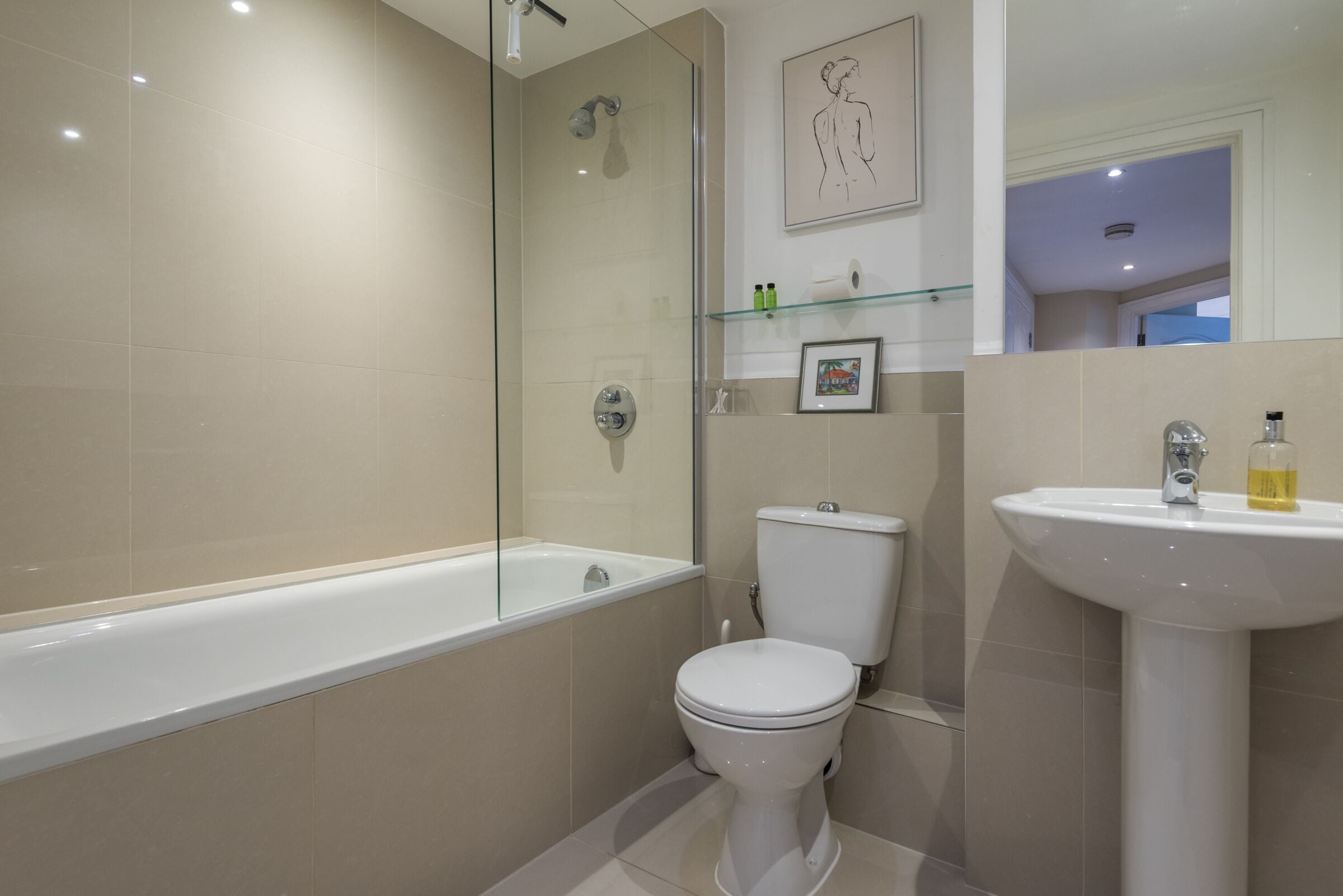 Apartamento Deluxe, baño privado | Baño | Artículos de higiene personal gratuitos, secador de pelo y toallas