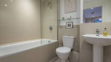 Apartamento Deluxe, baño privado | Baño | Artículos de higiene personal gratuitos, secador de pelo y toallas
