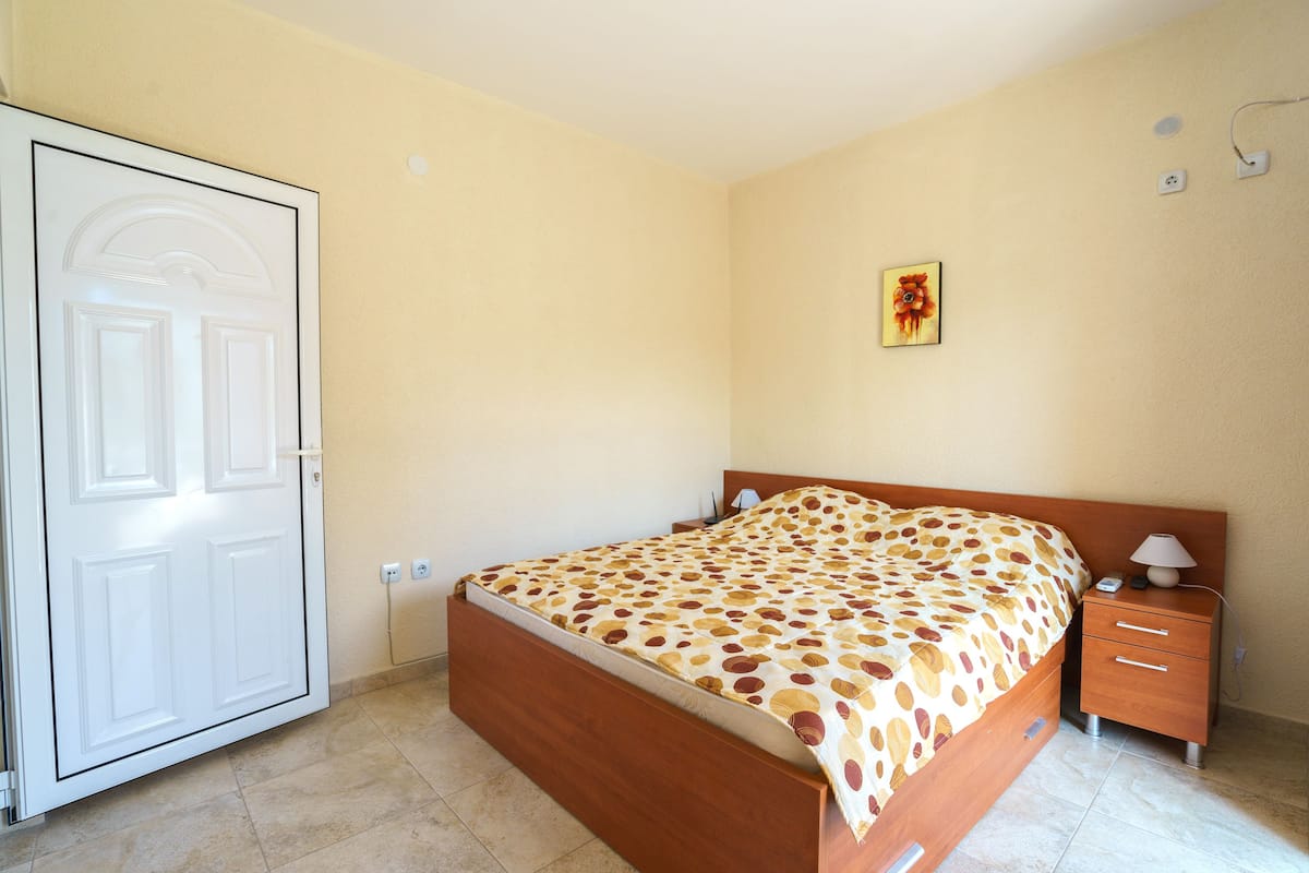 Superior Studio, 1 Queen Bed, Balcony | Individually furnished, desk, blackout curtains, cots/infant beds