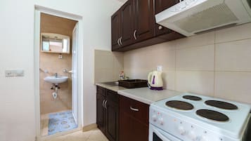 Standard Studio, 2 Katil Bujang (Single), Kitchen | Dapur peribadi | Dapur, pembancuh kopi/teh, cerek elektrik, pemanggang