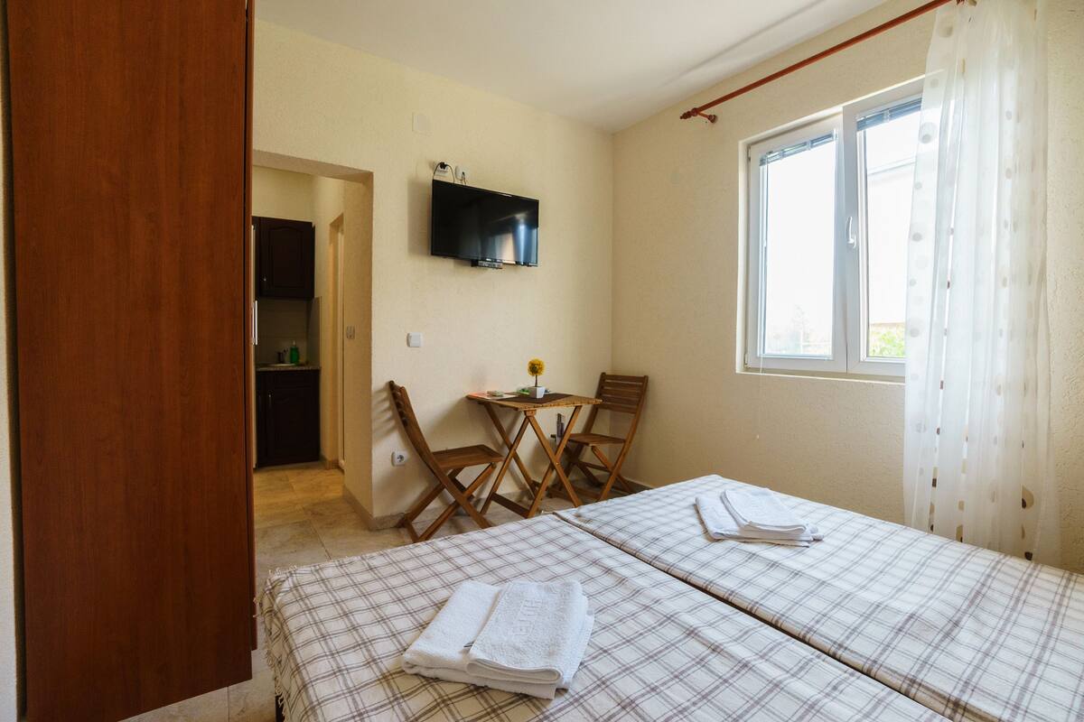 Standard Studio, 2 Single Beds, Kitchenette | Individually furnished, desk, blackout curtains, cots/infant beds