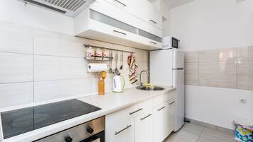 Comfort Condo | Private kitchen | Stovetop, coffee/tea maker, electric kettle, griddle