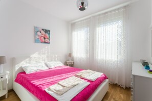 Comfort Condo | Individually furnished, desk, blackout curtains, cots/infant beds - Apartments LORA (Bar)