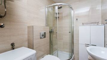 Appart'hĂŽtel Confort | Salle de bain | Douche, articles de toilette gratuits, sĂšche-cheveux