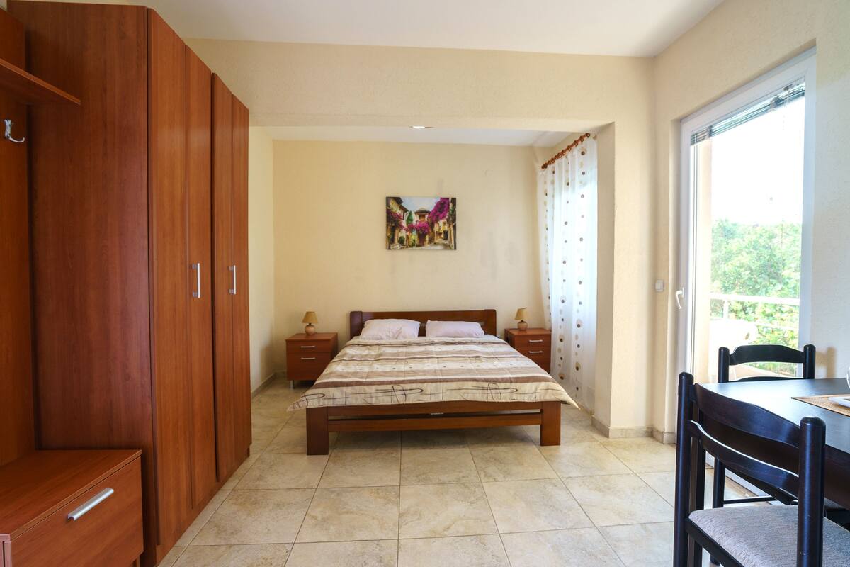 Family Studio, 1 Queen Bed, Terrace | Individually furnished, desk, blackout curtains, cots/infant beds