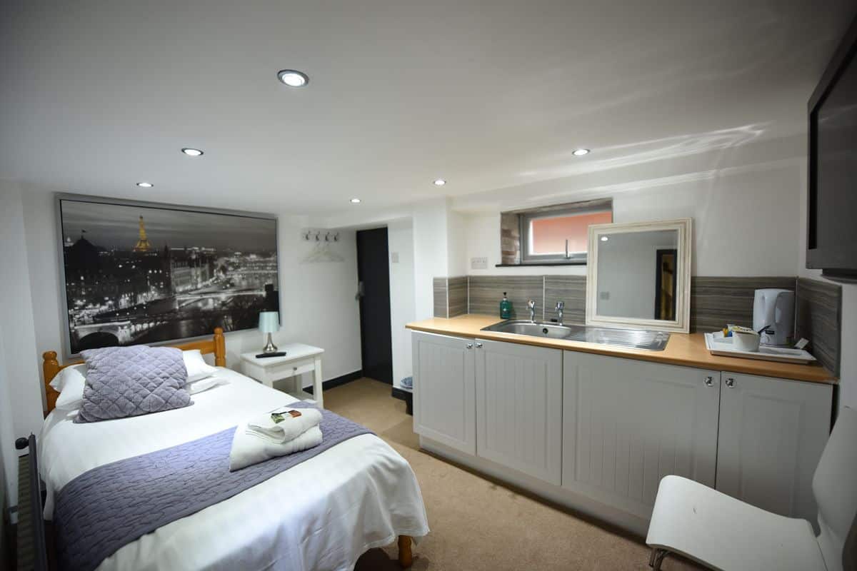 Single Room | Iron/ironing board, free WiFi