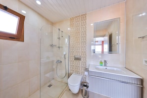 Basic Apartment | Bathroom