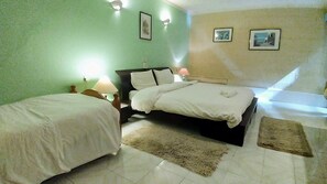 Una scrivania, tende oscuranti, Wi-Fi gratuito, lenzuola