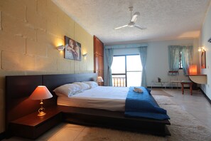 Escriptori, cortines opaques, wifi gratuïta i roba de llit 