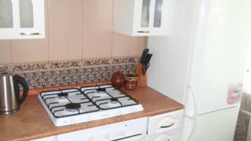 Apartment (Pridorozhnaya st. 1) | Eigene Küche | Kühlschrank, Mikrowelle, Wasserkocher mit Kaffee-/Teezubehör