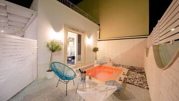 Suite Junior, piscina privata | Una cassaforte in camera, con stile personalizzato