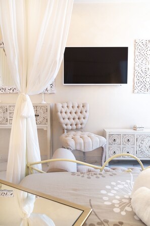 Romantic Quadruple Room | In-room safe, individually decorated, individually furnished, desk - QuattroCuori Boutique Hotel & Spa (Portopalo di Capo Passero)
