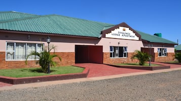 Un edificio con un cartel que dice "Sikalongo Lodge Apartment".