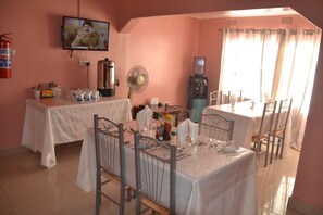 Petit déjeuner, déjeuner et dîner servis sur place