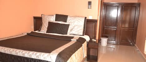 Tabla de planchar con plancha, wifi gratis y ropa de cama