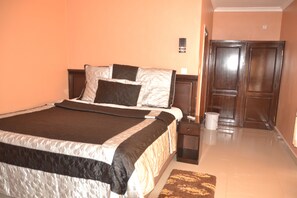 Tabla de planchar con plancha, wifi gratis y ropa de cama 