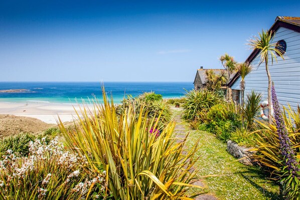 On the beach - Sheldrake, Beach Villa, Sea-views, Large Garden (Sennen)