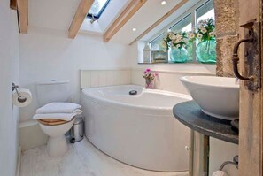 Combined shower/tub, towels