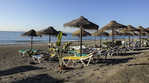Plage à proximité, chaises longues, serviettes de plage