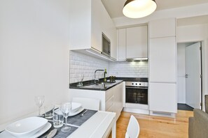 Kühlschrank, Mikrowelle, Ofen, Geschirrspüler