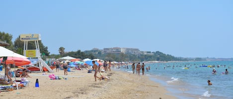 Vlak bij het strand, parasols, 6 strandbars