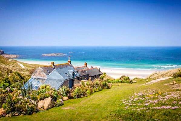 On the beach - Castaways, Beach Cottage, Sea View, Garden & Patio (Sennen)
