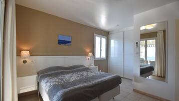 4 bedrooms, iron/ironing board, WiFi