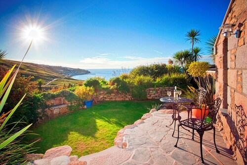 The Studio, Beach Cottage, Sea views, Garden, Amazing Location