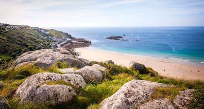 Beach Cottage, Sea views, Garden, Amazing Location