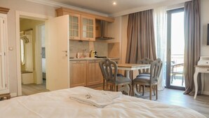 Deluxe Apartment, 2 Bedrooms | 1 bilik tidur, bar mini, peti besi dalam bilik, meja 