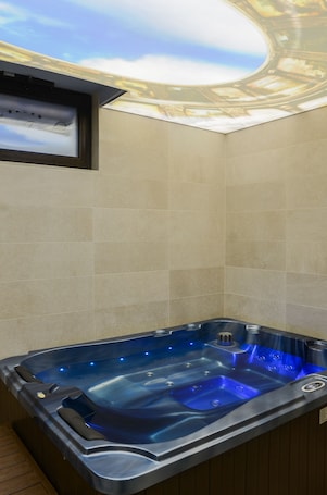 Indoor spa tub. Residence Bilyana