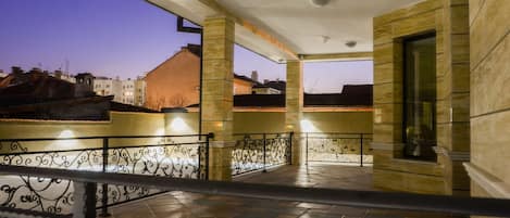 Fassade der Unterkunft – Abend/Nacht