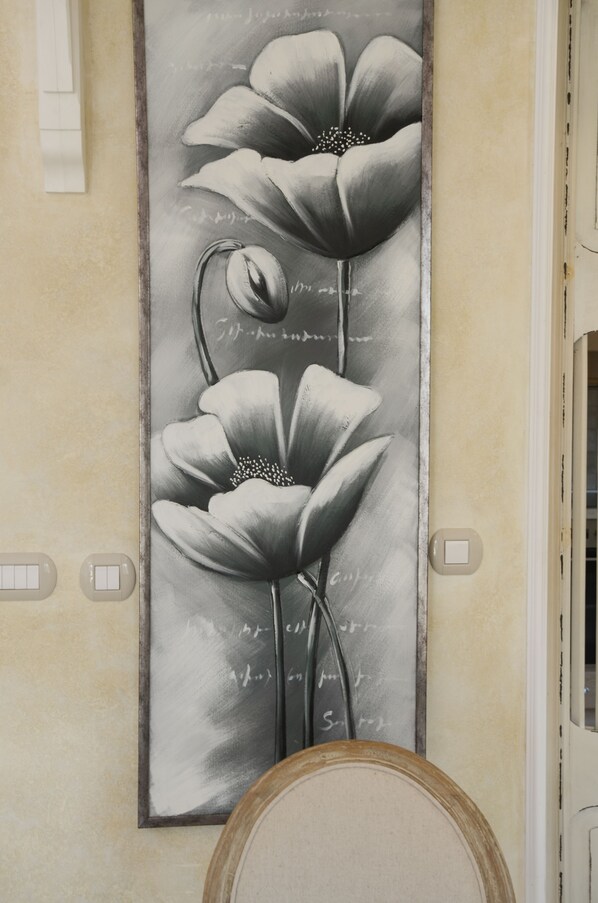 Una pared decorada con una gran obra de arte floral en blanco y negro.