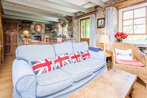 TV, fireplace, DVD player - White Rose, Beach Cottage, Sea-Views, Garden (Sennen)