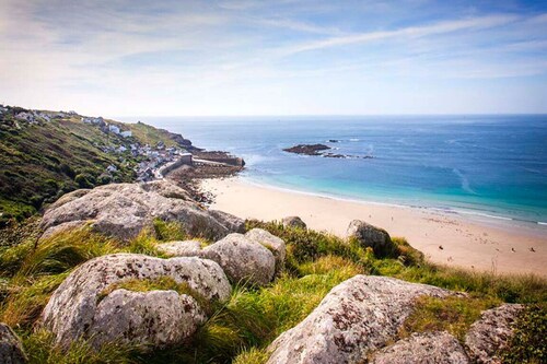 Valkoinen ruusu, Cornish mökki merinäköalalla ja yksityinen puutarha rannalla
