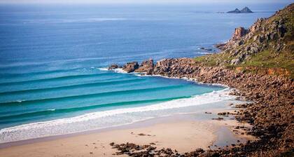 Valkoinen ruusu, Cornish mökki merinäköalalla ja yksityinen puutarha rannalla