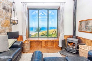 TV, fireplace, DVD player - Girl Annie, Beach Cottage, Great Sea-Views, Garden (Sennen)
