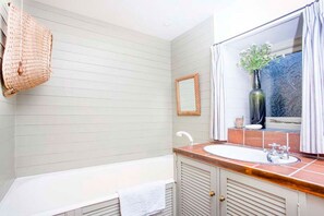 Combined shower/tub, towels