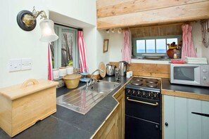 Kühlschrank, Mikrowelle, Ofen, Wasserkocher mit Kaffee-/Teezubehör