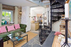 Fernseher, Kamin, DVD-Player