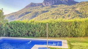 Una piscina con le montagne sullo sfondo.