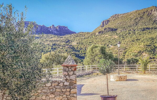 Property grounds - 5 bedroom awesome home in Ubrique (Ubrique)